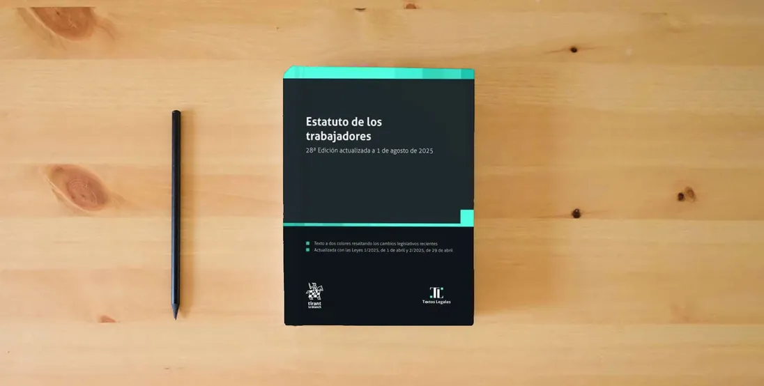 The book Estatuto de los trabajadores 28ª Edición actualizada a 1 de agosto de 2025 (Textos legales)} is on the table