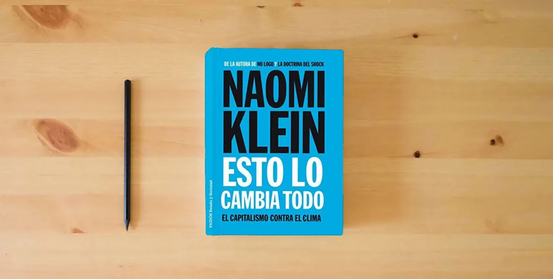 The book Esto lo cambia todo: El capitalismo contra el clima (Estado y Sociedad)} is on the table