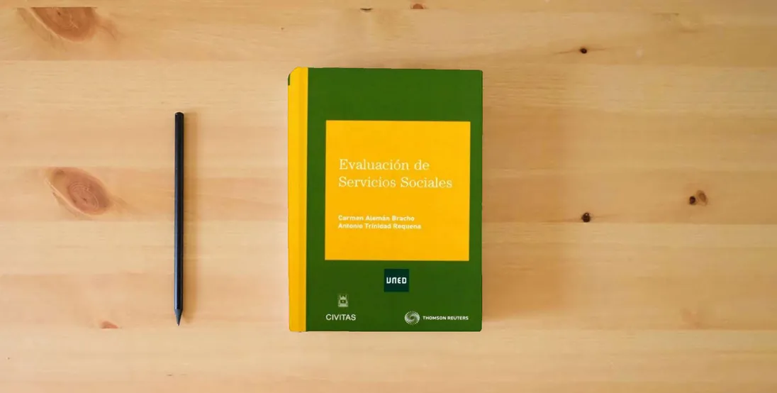 The book Evaluación de Servicios Sociales (Tratados y Manuales de Economía)} is on the table