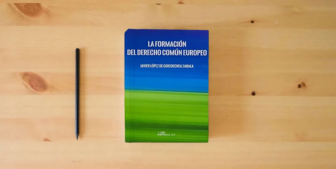 The book La Formación Del Derecho Común Europeo (SIN COLECCION)} is on the table