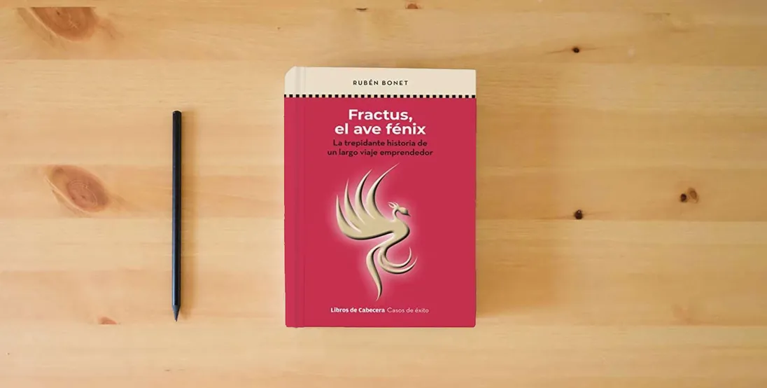 The book FRACTUS, EL AVE FÉNIX (2ªED): La trepidante historia de un largo viaje emprendedor (CASOS DE EXITO)} is on the table