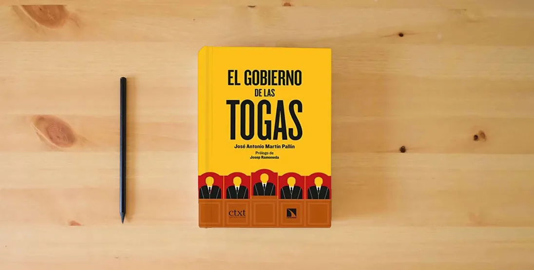 The book El gobierno de las togas: 805 (COLECCION MAYOR)} is on the table