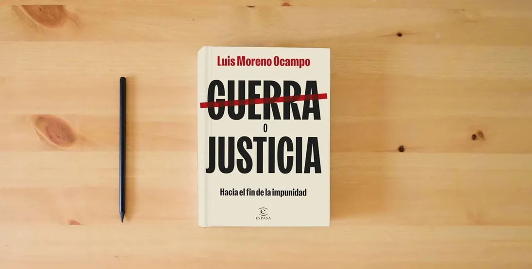 The book Guerra o justicia: Hacia el fin de la impunidad (NO FICCIÓN)} is on the table