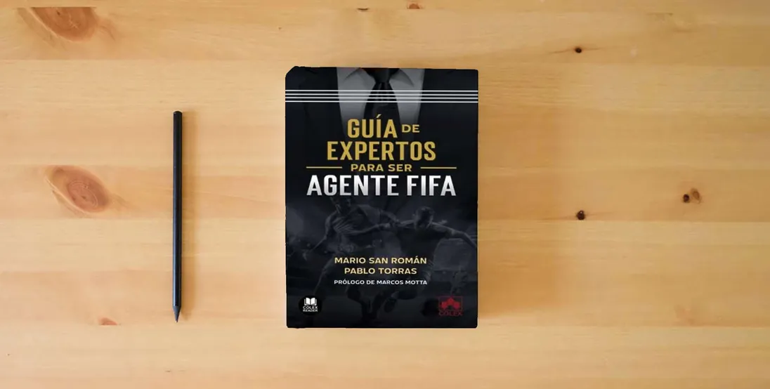 The book Guía de expertos para ser agente FIFA (Bolsillo)} is on the table
