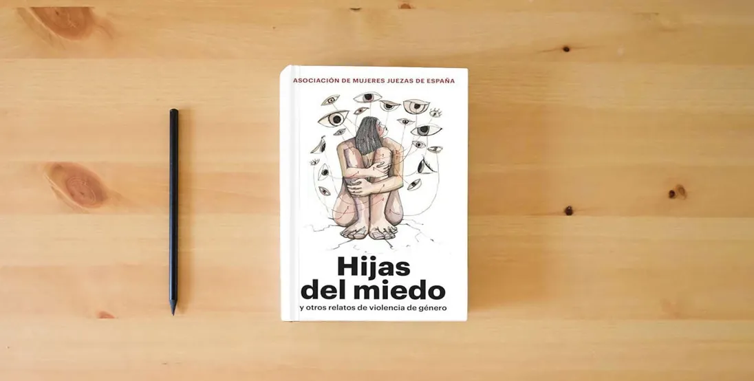 The book Hijas del miedo: y otros relatos de violencia de género (FEMINISMO)} is on the table
