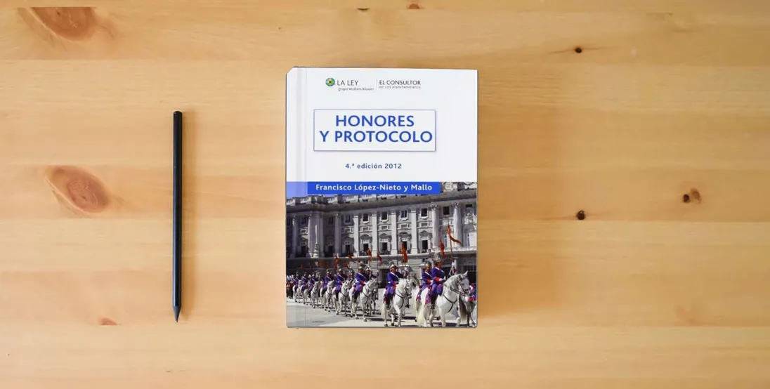 The book Honores y protocolo (4.ª edición) (SIN COLECCION)} is on the table