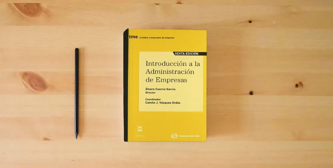 The book Introducción a la administración de empresas: Incluye CD (Tratados y Manuales de Empresa)} is on the table