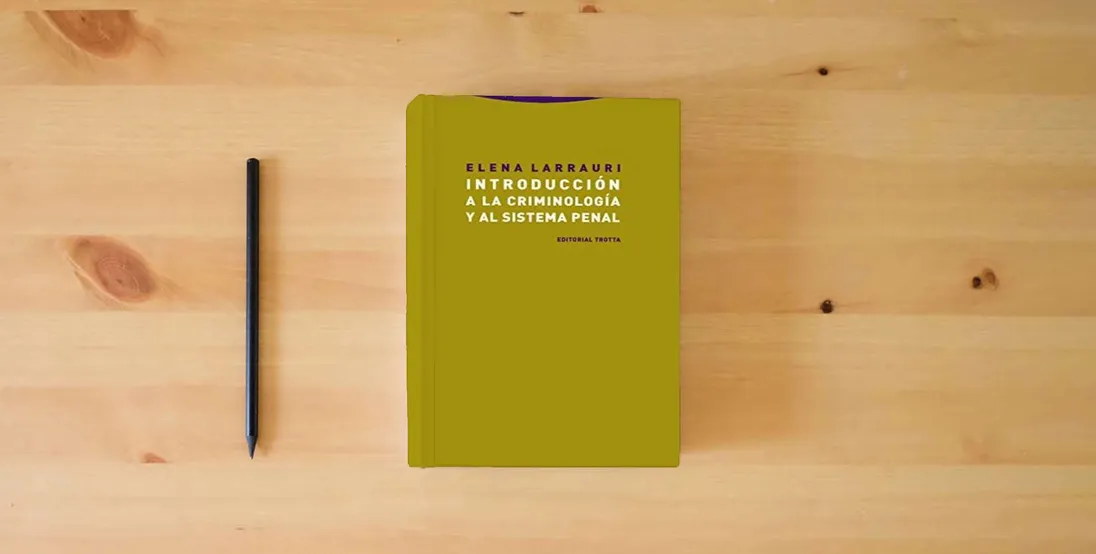 The book Introducción a la criminología y al sistema penal (ESTRUCTURAS Y PROCESOS - DERECHO)} is on the table