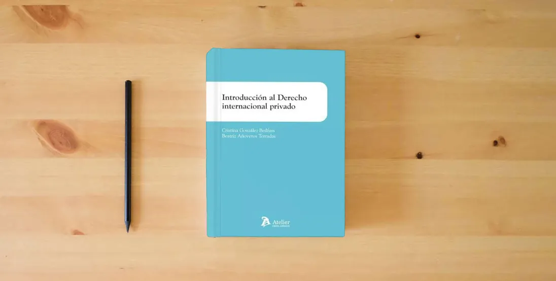 The book Introducción al Derecho internacional privado} is on the table