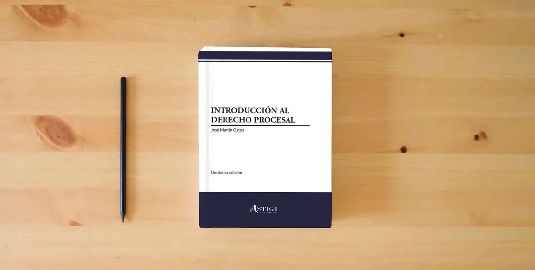 The book Introducción al Derecho Procesal (11ª edición)} is on the table