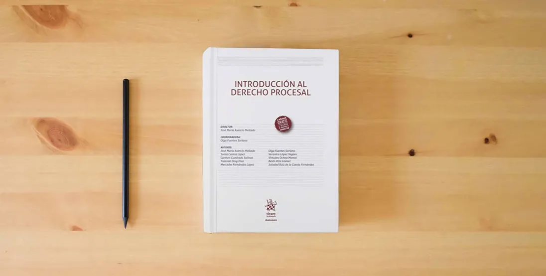 The book Introducción Al Derecho Procesal: 1 (Manuales de Derecho Procesal)} is on the table