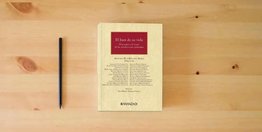 The book El Juez de su vida (Gran Tratado)} is on the table