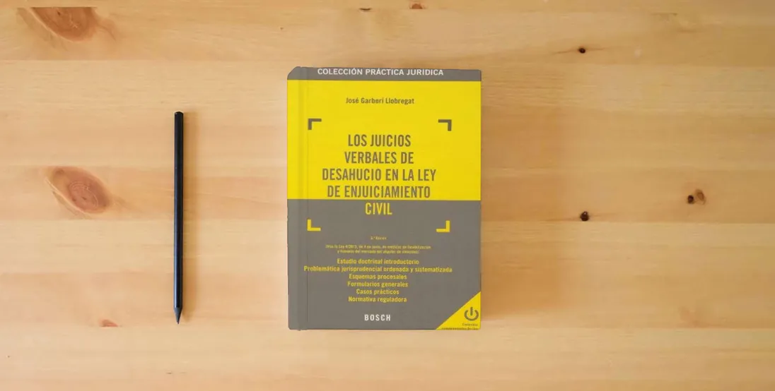 The book Juicios verbales de deshaucio en la ley de enjuiciamineto civil, Los (3ª ed.): (tras la Ley 4/2013, de 10 de octubre, de medidas de flexibilización y ... alquiler de viviendas). (Práctica jurídica)} is on the table