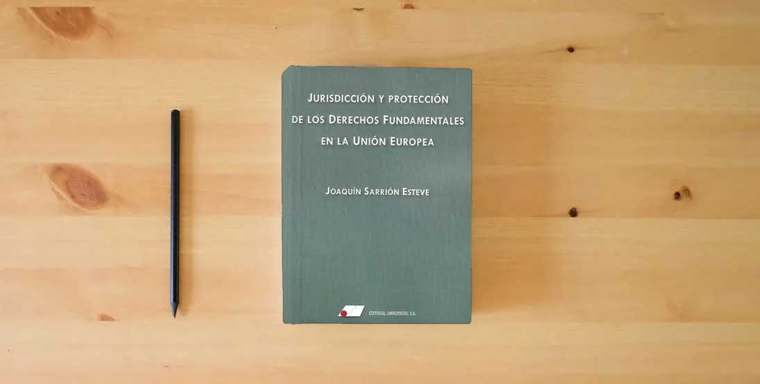 The book Jurisdicción y protección de los derechos fundamentales en la Unión Europea (FONDO)} is on the table