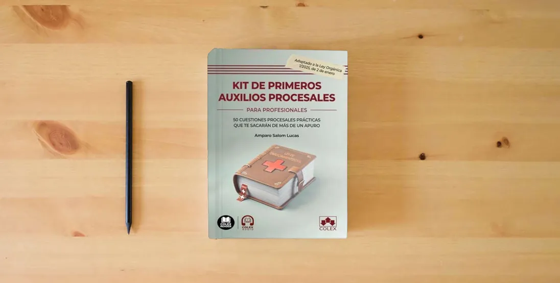 The book Kit de primeros auxilios procesales: 50 cuestiones procesales prácticas que te sacarán de más de un apuro (biblioteca juridica de bolsillo)} is on the table