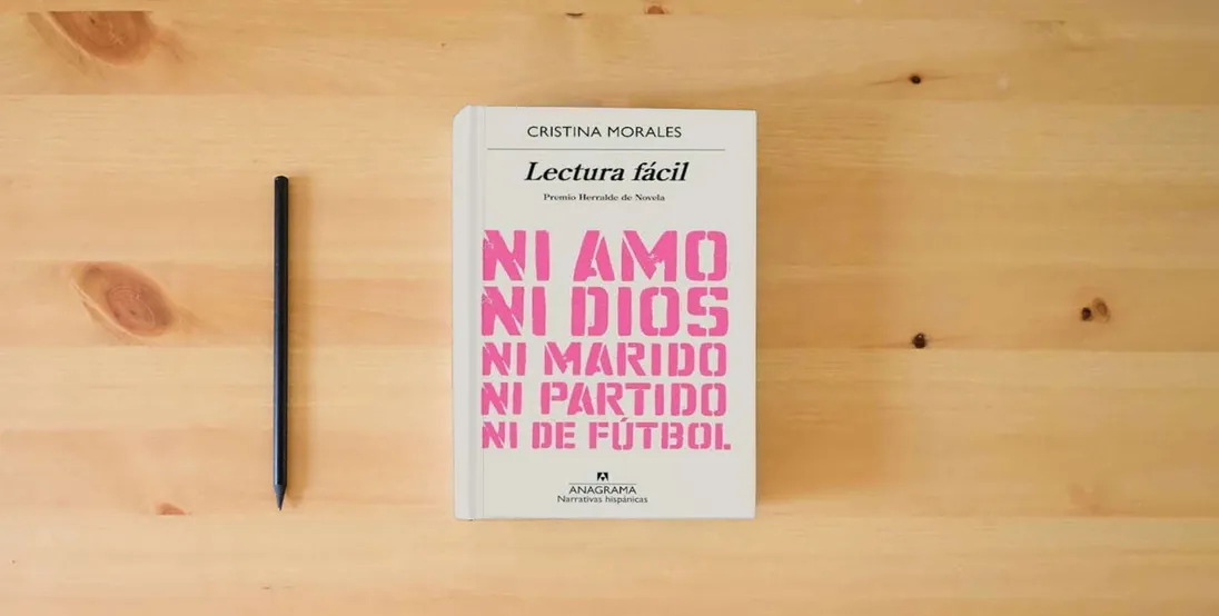 The book Lectura fácil: 616 (Narrativas hispánicas)} is on the table