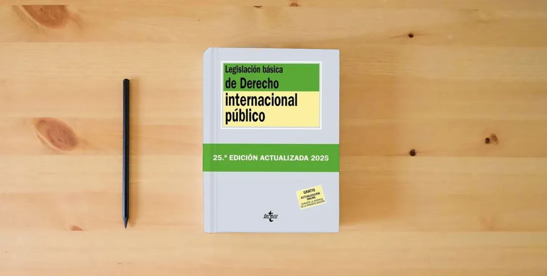 The book Legislación básica de Derecho Internacional público (Derecho - Biblioteca de Textos Legales)} is on the table