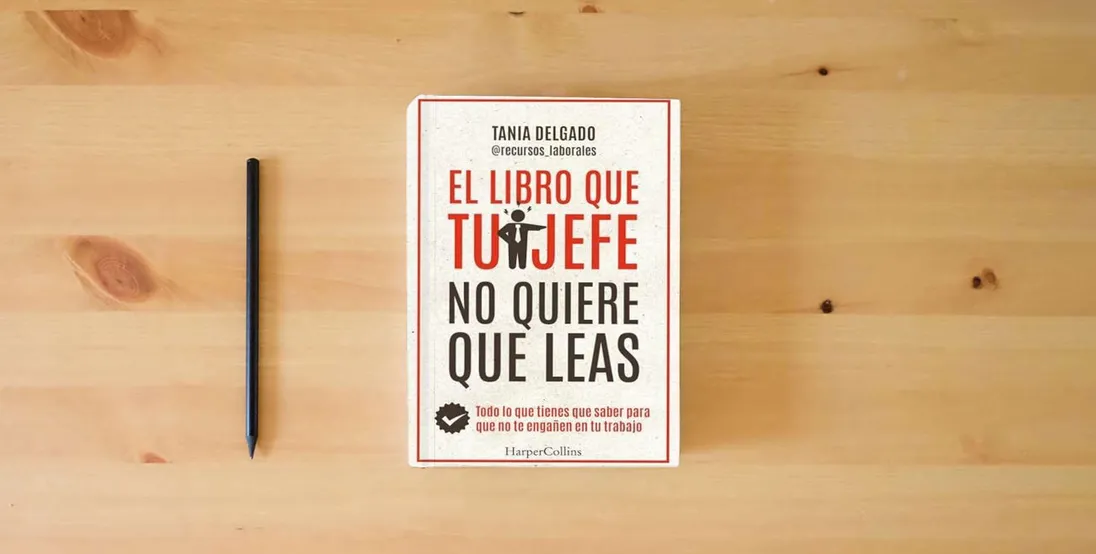 The book El libro que tu jefe no quiere que leas. Todo lo que tienes que saber para que no te engañen en tu trabajo (HarperCollins)} is on the table