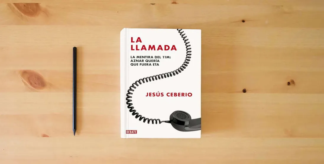 The book La llamada: La mentira del 11M: Aznar quería que fuera ETA (Crónica y Periodismo)} is on the table