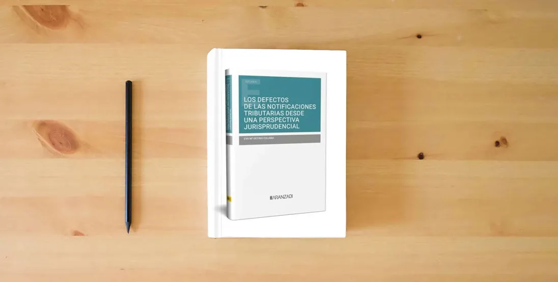 The book LOS DEFECTOS DE LAS NOTIFICACIONES TRIBUTARIAS DESDE UNA PERSPECTIVA JURISPRUDENCIAL (Estudios)} is on the table