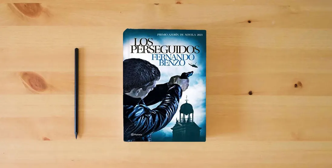 The book Los perseguidos: Premio Azorín de Novela 2023 (Autores Españoles e Iberoamericanos)} is on the table