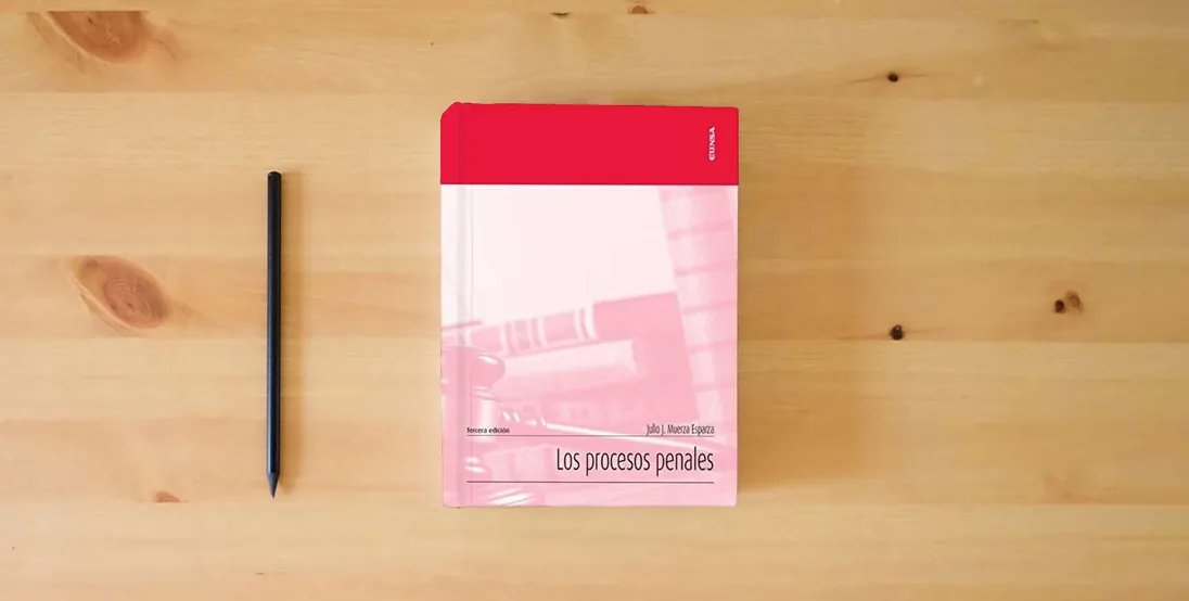 The book Los procesos penales (Apuntes)} is on the table
