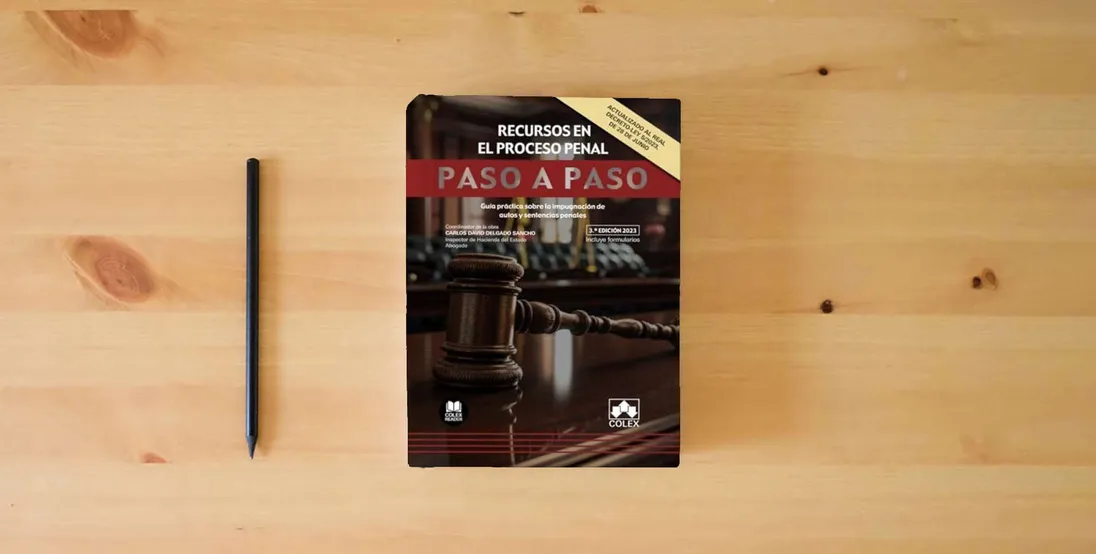 The book Los recursos en el proceso penal. Paso a paso: Guía práctica sobre la impugnación de autos y sentencias penales} is on the table