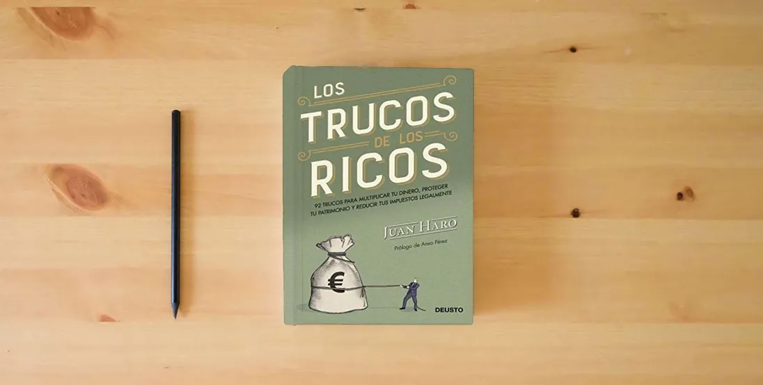 The book Los trucos de los ricos: 92 trucos para multiplicar tu dinero, proteger tu patrimonio y reducir tus impuestos legalmente (Deusto)} is on the table