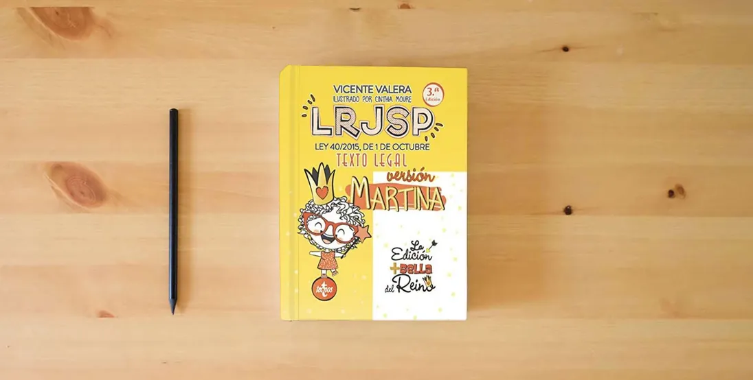 The book LRJSP Versión Martina: Ley 40/2015 de 1 de octubre. Texto Legal (Derecho - Práctica Jurídica)} is on the table