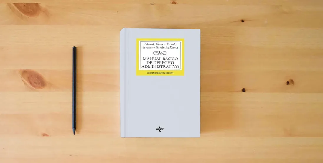 The book Manual básico de Derecho Administrativo (Derecho - Biblioteca Universitaria de Editorial Tecnos)} is on the table
