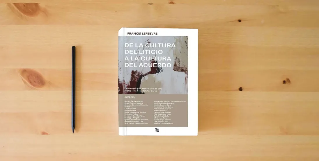The book Manual De la cultura del litigio a la cultura del acuerdo} is on the table