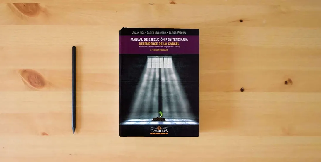 The book Manual de ejecución penitenciaria. Defenderse de la carcel (2ª ed. - 2018): Defenderse de la cárcel (SIN COLECCION)} is on the table