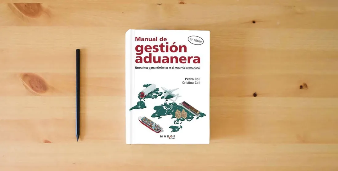 The book Manual de gestión aduanera: Normativas y procedimientos en el comercio internacional: 0 (Gestión empresarial)} is on the table