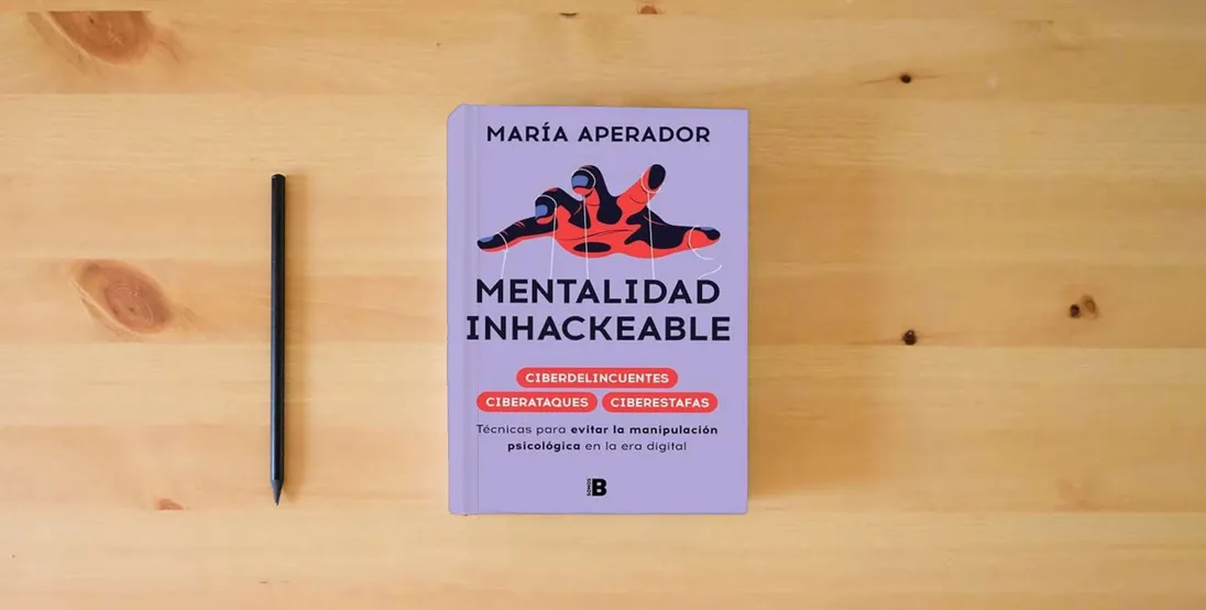 The book Mentalidad inhackeable: Técnicas para evitar la manipulación psicológica en la era digital (Somos B)} is on the table