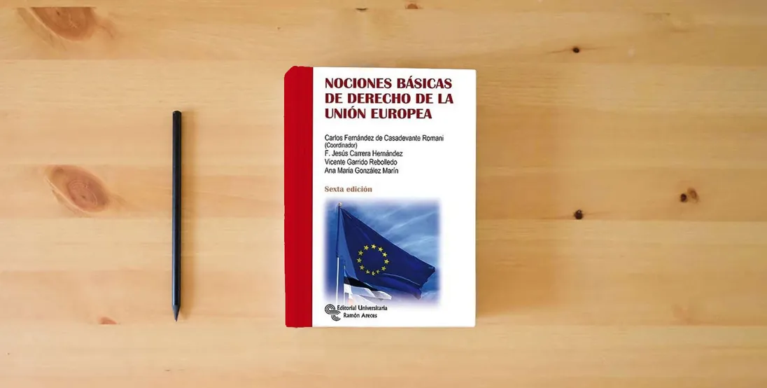 The book Nociones básicas de derecho de la Unión Europea (Manuales)} is on the table