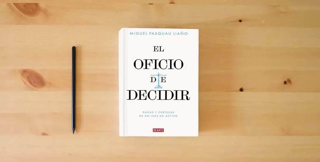 The book El oficio de decidir: Dudas y certezas de un juez en activo (Biografías y Memorias)} is on the table