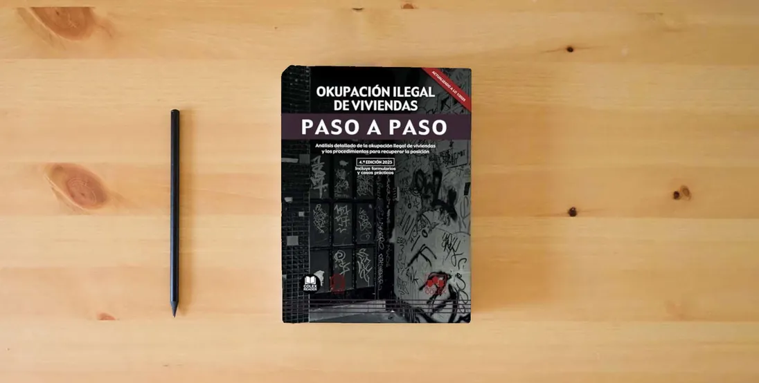 The book Okupación ilegal de viviendas. Paso a paso: Análisis detallado de la okupación ilegal de viviendas y los procedimientos para recuperar la posición} is on the table