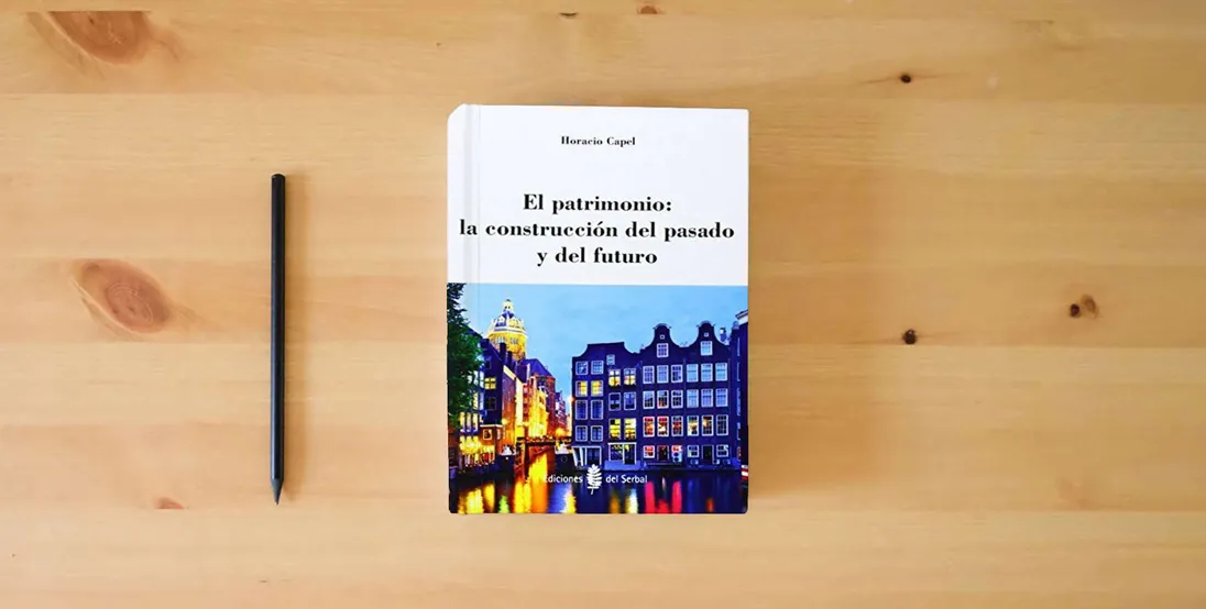 The book El patrimonio: la construcción del pasado y del futuro (Arquitectura)} is on the table