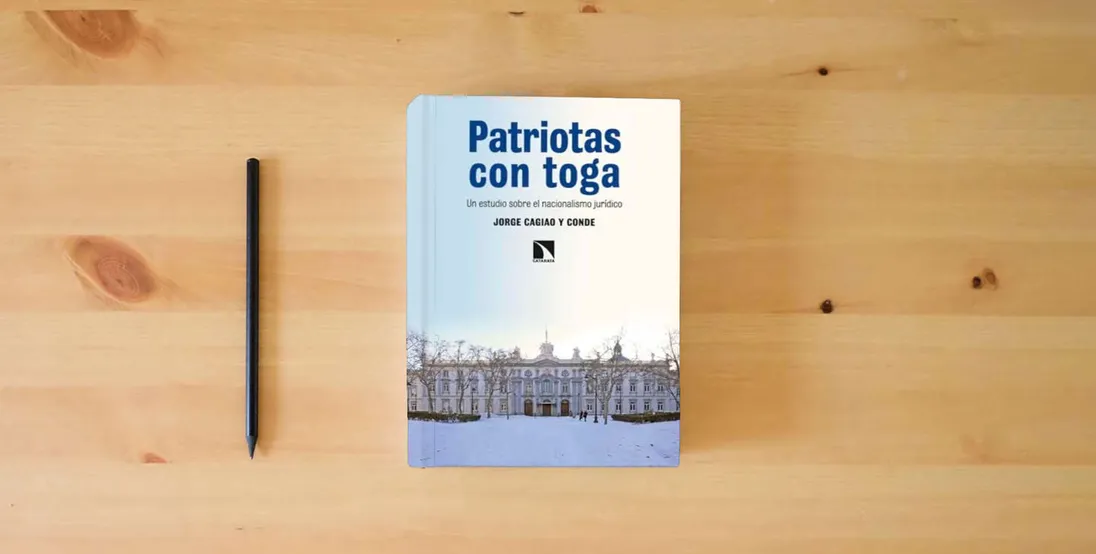 The book Patriotas con toga: Un estudio sobre el nacionalismo jurídico: 429 (INVESTIGACION Y DEBATE)} is on the table