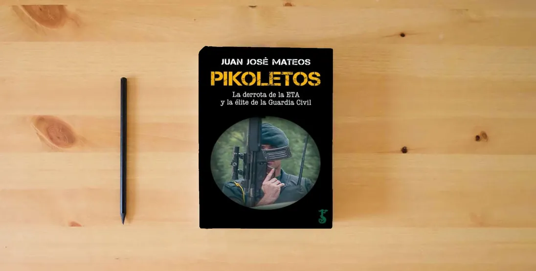 The book Pikoletos: La derrota de la ETA y la élite de la Guardia Civil (Arzalia Historia)} is on the table
