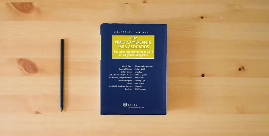 The book Práctica Mercantil Para Abogados 2012, Los Casos Más Revelantes En 2011: Los casos más relevantes en 2011 de los grandes despachos (SIN COLECCION)} is on the table