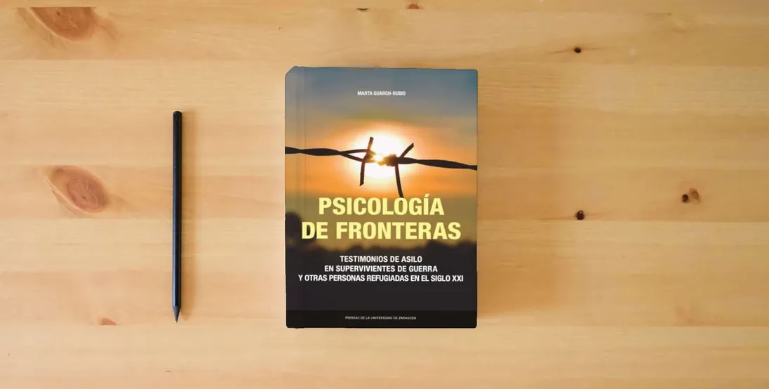 The book Psicología de fronteras.: Testimonios de asilo en supervivientes de guerra y otras personas refugiadas en el siglo XXI: 43 (Estudios)} is on the table