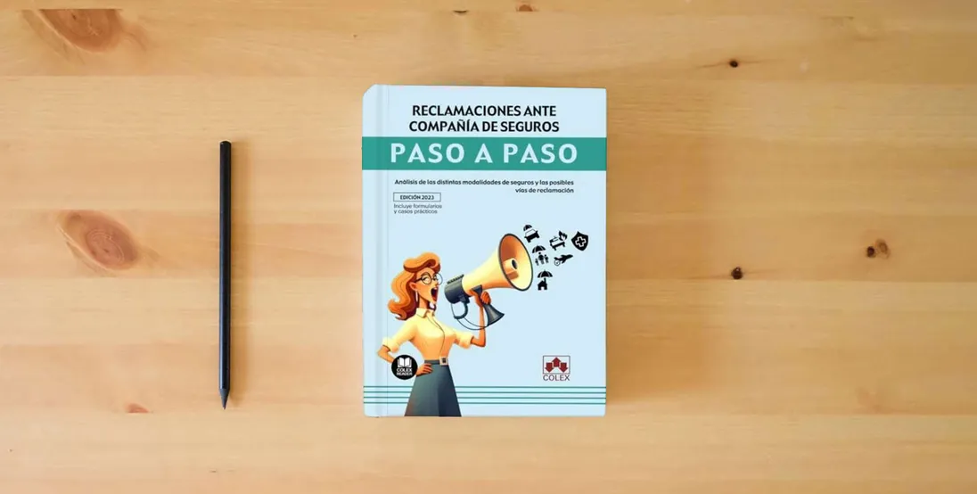 The book Reclamaciones ante compañía de seguros. Paso a paso: Análisis de las distintas modalidades de seguros y las posibles vías de reclamación} is on the table