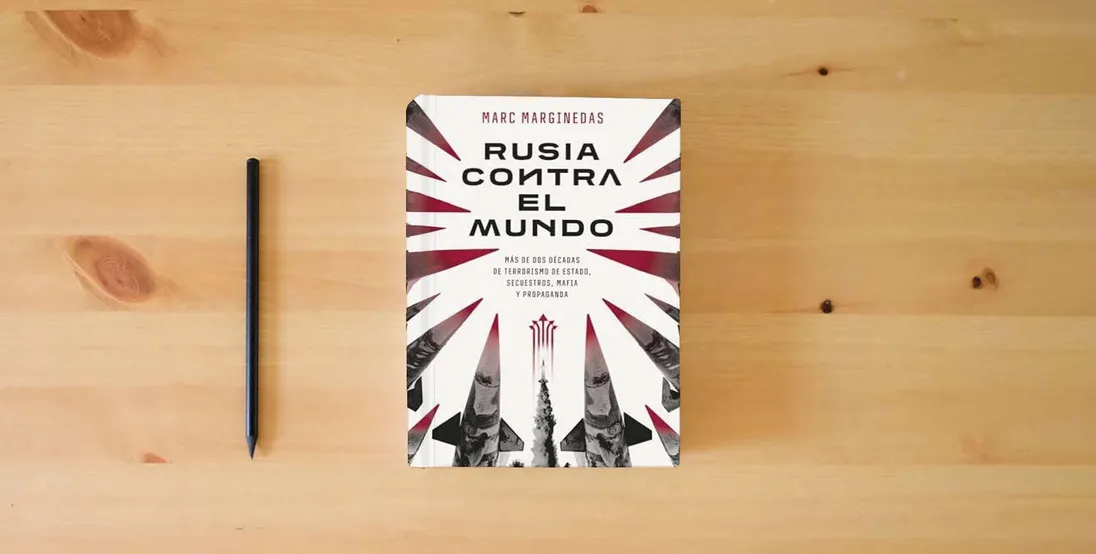 The book Rusia contra el mundo: Más de dos décadas de terrorismo de Estado, secuestros, mafia y propaganda (GEOPOLÍTICA)} is on the table