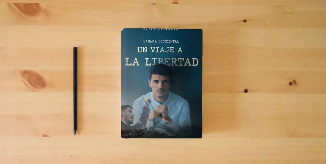 The book Sahara Occidental. Un viaje a la libertad (VARIOS)} is on the table