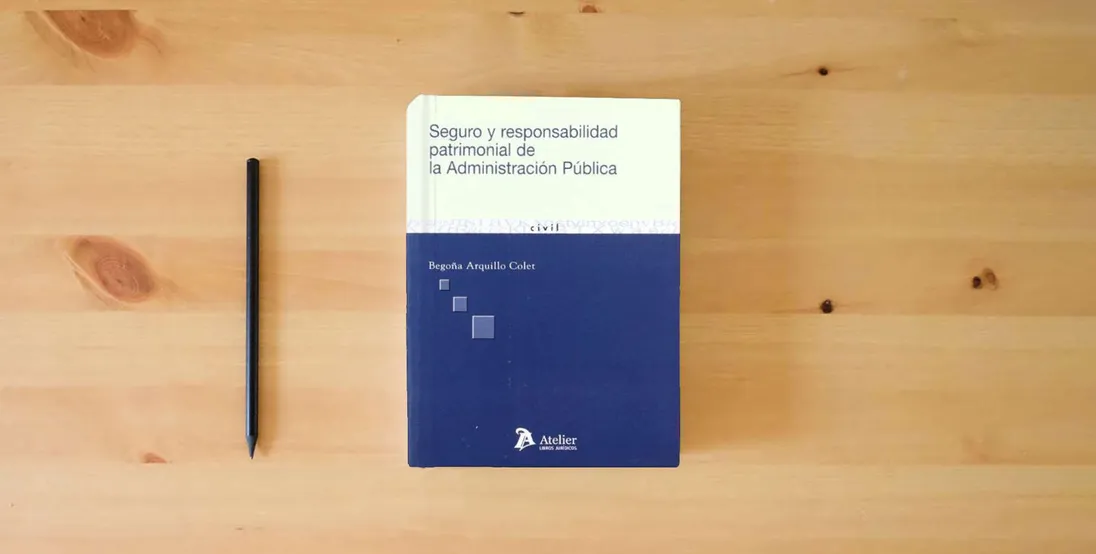 The book Seguro y responsabilidad patrimonial de la administracion publica. (SIN COLECCION)} is on the table