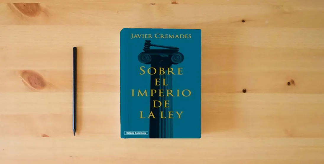 The book Sobre el imperio de la ley (Ensayo)} is on the table