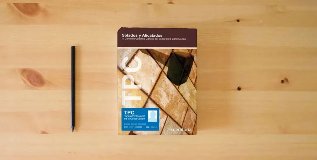 The book Solados y alicatados (TPC) (SIN COLECCION)} is on the table