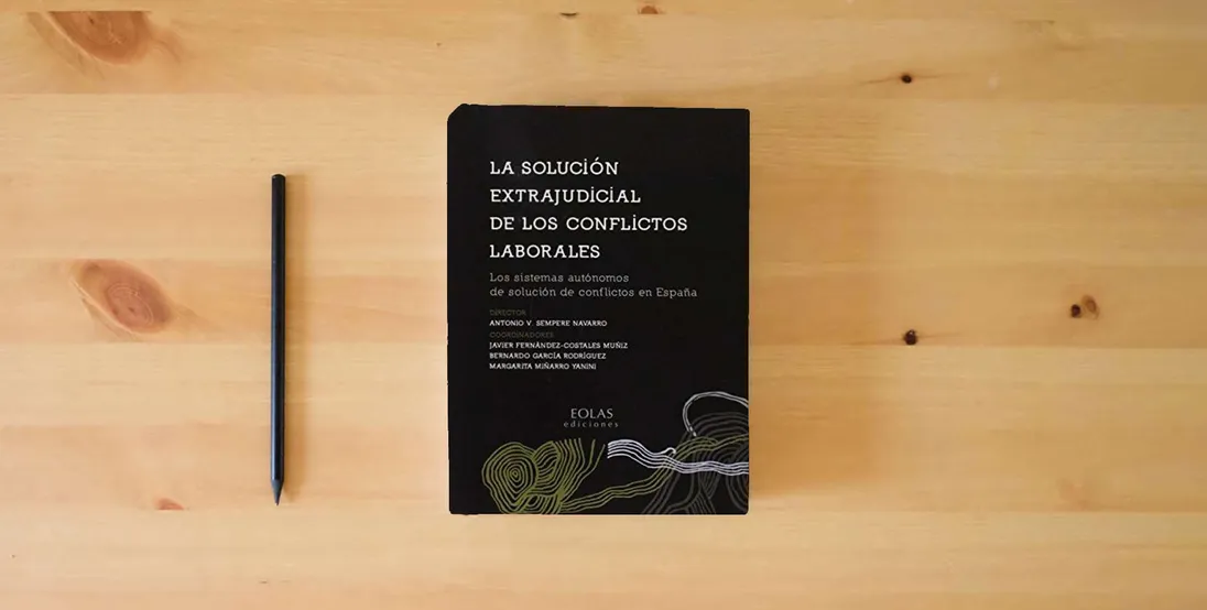 The book LA SOLUCIÓN EXTRAJUDICIAL DE LOS CONFLICTOS LABORALES: Los sistemas autónomos de solución de conflictos en España (EOLAS TÉCNICO)} is on the table
