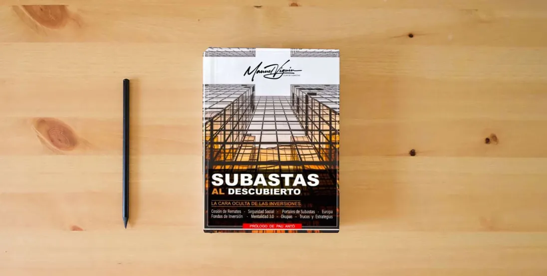 The book SUBASTAS al descubierto: La cara oculta de las inversiones} is on the table
